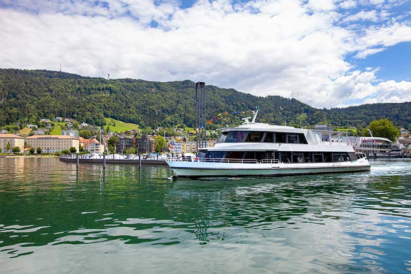 Bootsfahrten während des Urlaubes in Vorarlberg genießen. Nicht nur in Bregenz sondern auch am Zellersee könnt ihr gewünschte Bootsfahrten machen.