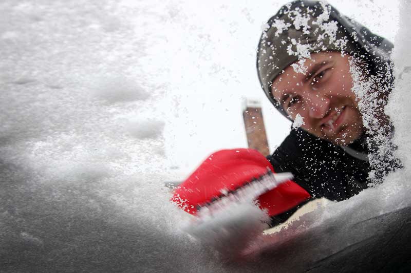 Durch einen Schneesturm wird man mitten im Nirgendwo schneller eingeschneit als man denkt. Nun heißt es, in der Wildnis überleben können.