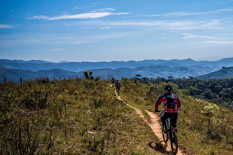Mountainbiker und Fahrradfahrer genießen bei Aktivitäten im Passeiertal herrliche Ausblicke weit über die Berge.
