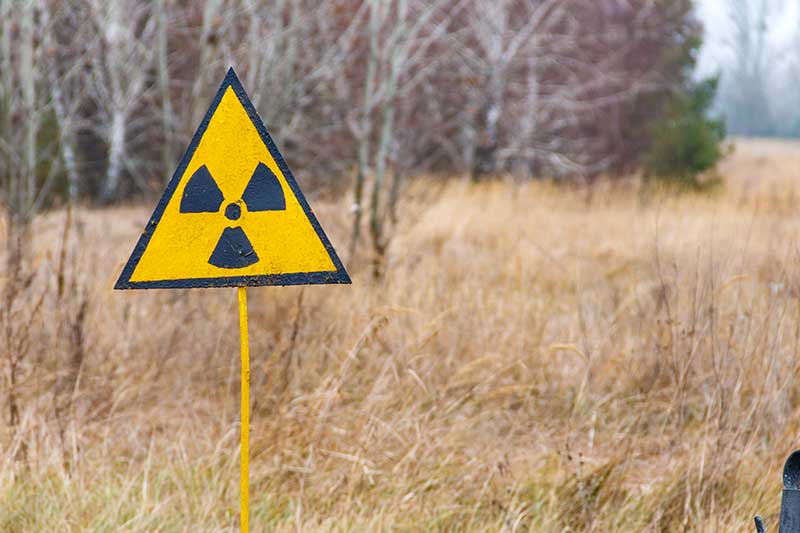 Ein Strahlungswarnschild in der Sperrzone findet man bei der Tschernobyl Reise vor.