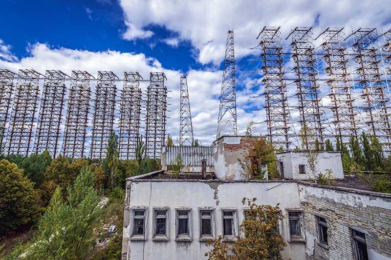 Hier sieht man die Überreste des Duga-Radars in einer verlassenen Militärbasis in der Sperrzone von Tschernobyl.