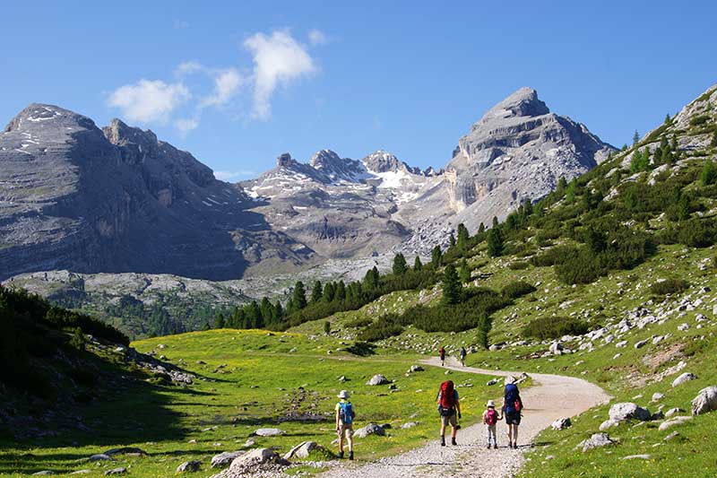 Gerade für Wanderer die gerne in den Alpen unterwegs sein möchten, ist ein Wandertrail in den Bergen ein Genuß.