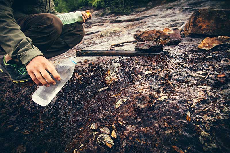 Bei einer Krise oder einem Unfall draußen in der Natur, solltet ihr wichtige Überlebensfähigkeiten kennen. Denn Trinkwasser ist eines der 4 wichtigste Dinge um in der Wildnis überleben zu können.