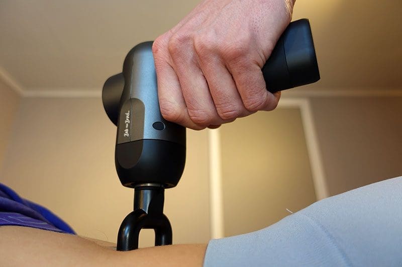 Die Bob and Brad Massagepistole hat einen extra Aufsatz für die Rückenbehandlung. So können die verspannten Muskeln an der Wirbelsäule optimal gelockert werden.