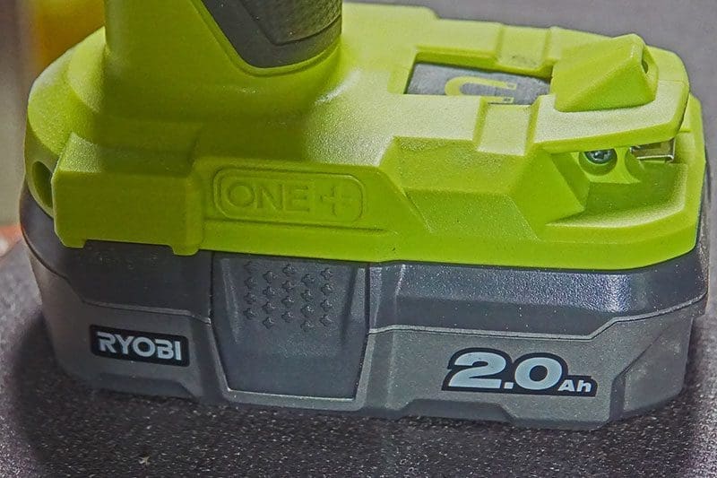 Der 2,0 Ampere Akku von Ryobi ist zwar weniger leistungsstark und ausdauernd, als die Akkus der Mitbewerber, dafür aber auch deutlich leichter, was das Arbeiten mit der Maschine angenehmer macht.