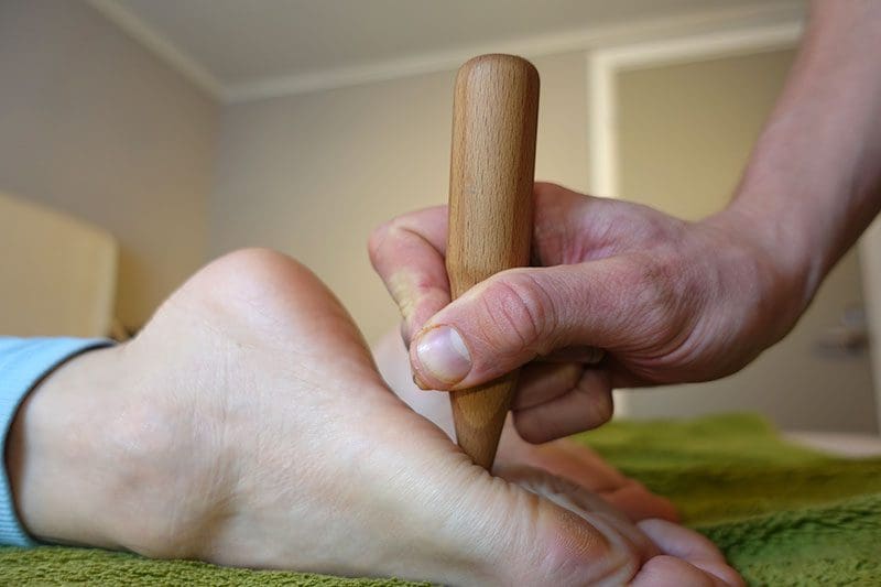 Mit einem Holzstäbchen ist man bestens ausgestattet wenn es um die heilende Fußreflexzonen Behandlung geht.