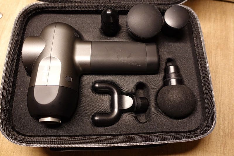 Hier seht ihr den Koffer in dem das Massagepistole Set von Bob and Brad zu finden ist. So kann man stets den richtigen Aufsatz für die zu behandelnde Körperstelle auswählen.