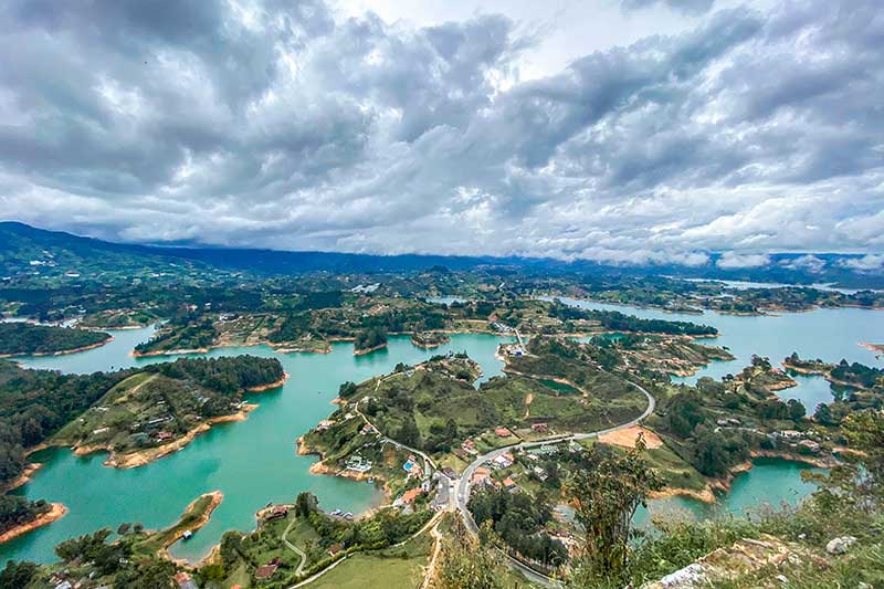 Ihr könnt euch ganz individuell eure nächste Kolumbien Reise zusammen stellen. Wie wäre der Piedra del Peñol in Guatape?