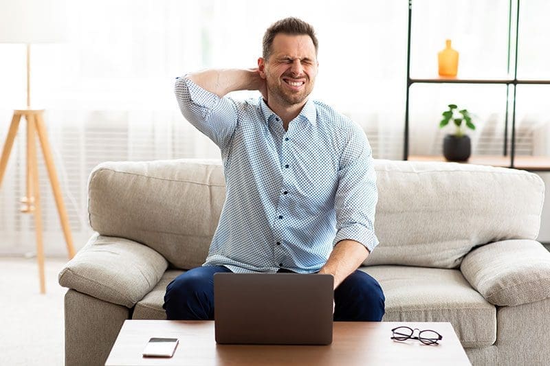 Rückenschmerzen beim Arbeiten mit Computer
