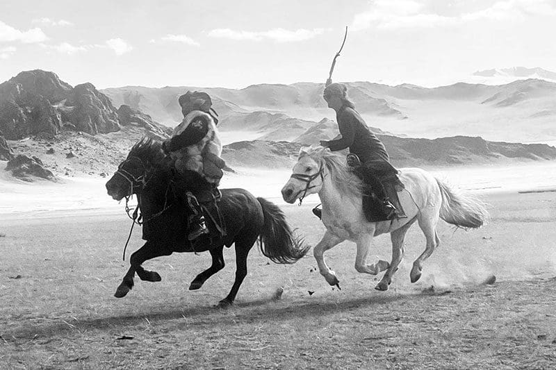Tamar Valkenier jagt einen mongolischen Nomaden