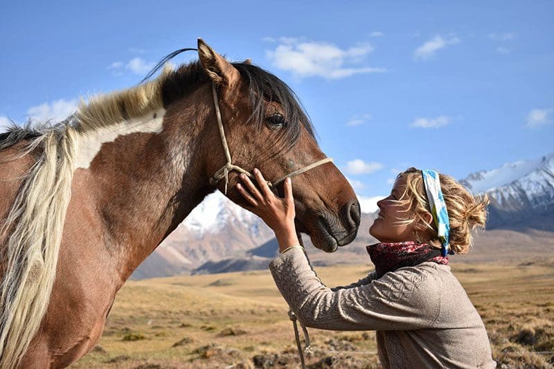 Tamar Valkenier mit ihrem Pferd in der Mongolei