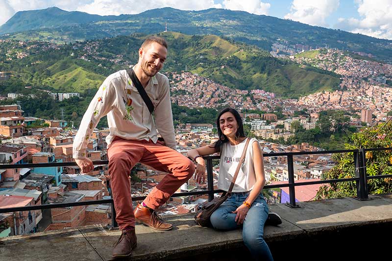 Urlauber vor der Kulisse Medellin Stadt in Kolumbien