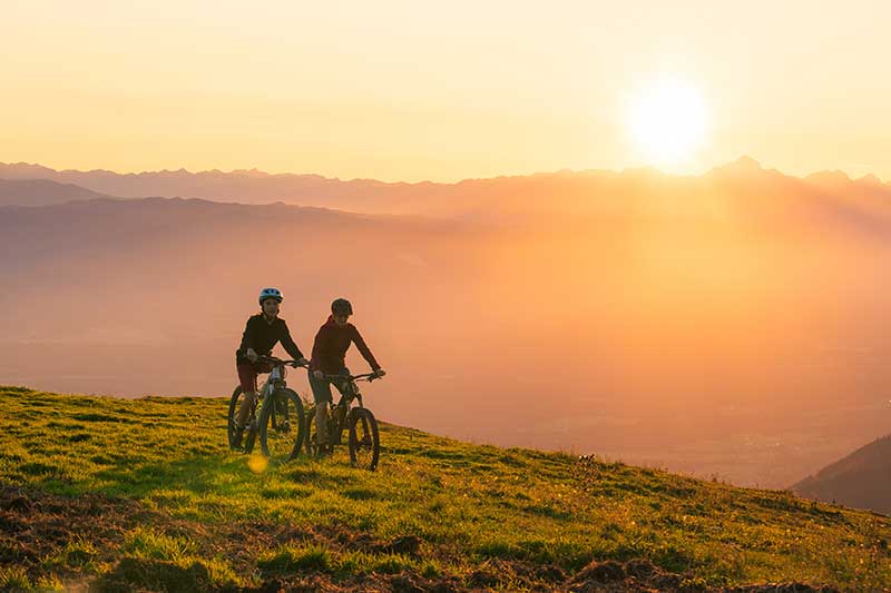 Mit dem Fahrrad kann man die wunderschöne Gegend im Tannheimer Tal bestaunen und genießen.