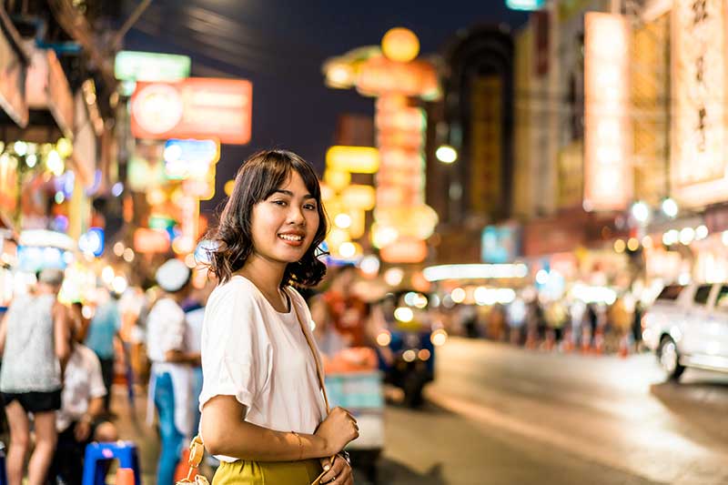 Asiatin auf einer Straße in Bangkok Thailand