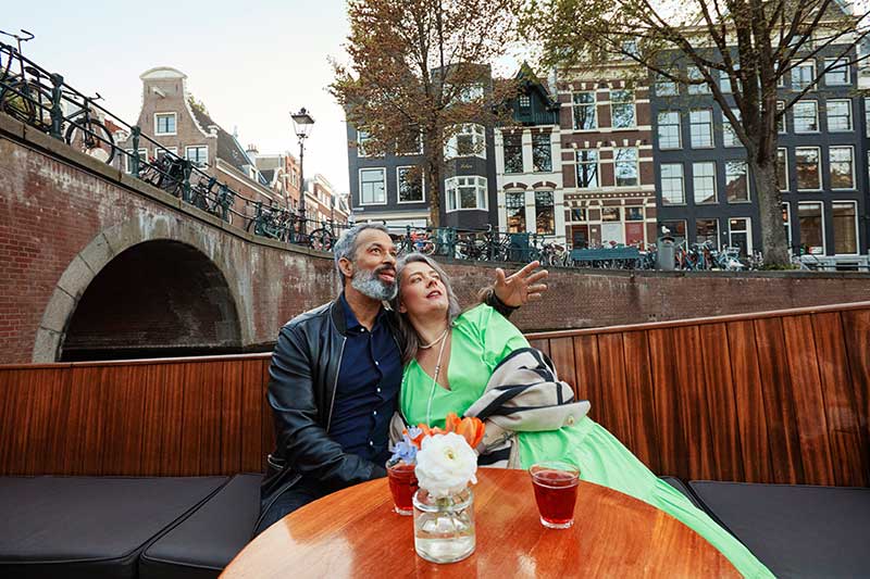 Eine romantische Grachtenfahrt zählt zu den unvergesslichen Erlebnissen in den Niederlanden.