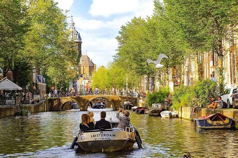 Grachtenfahrten mit dem Boot in Amsterdam ist eines von vielen Erlebnissen in den Niederlanden.