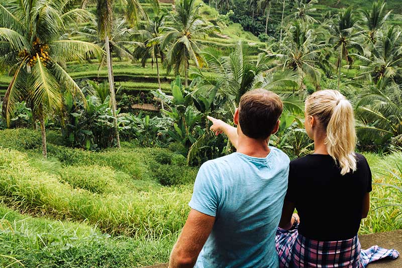 Touristen im Dschungel auf Bali in Ubud