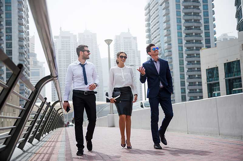 Arbeitskollegen auf einem Spaziergang in Dubai
