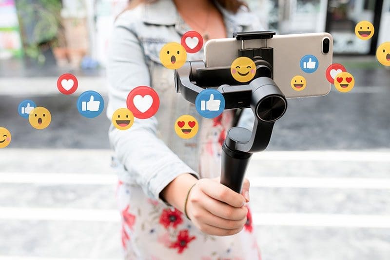 Eine Influencerin filmt sich auf der Straße