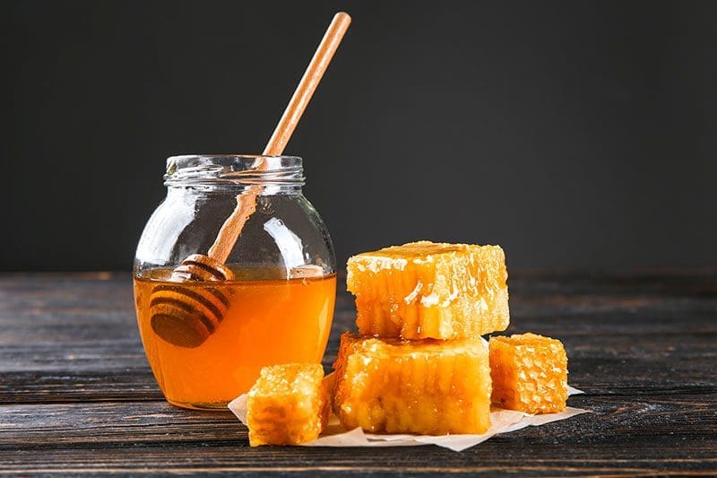 Flüssiger Honig und Bienenwaben