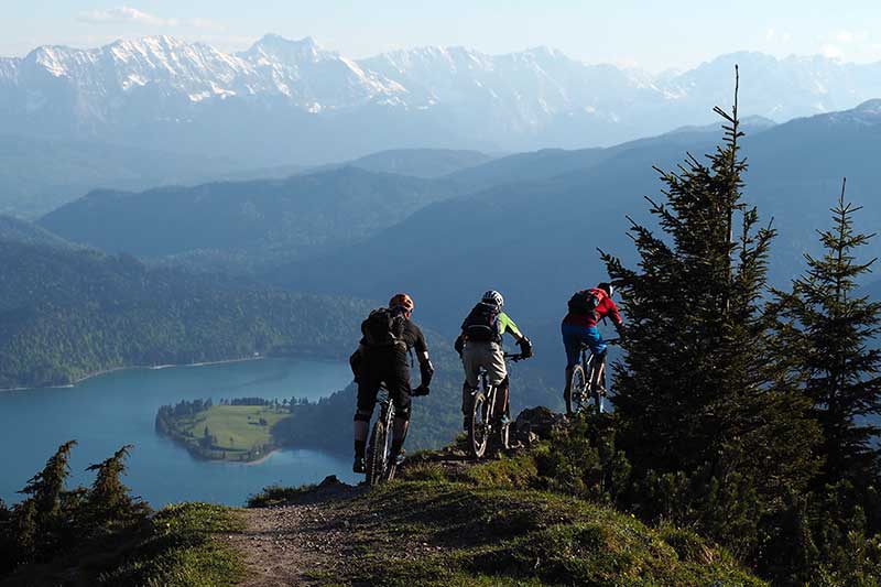 Mountainbike Fahrer in den Bergen Südtirols