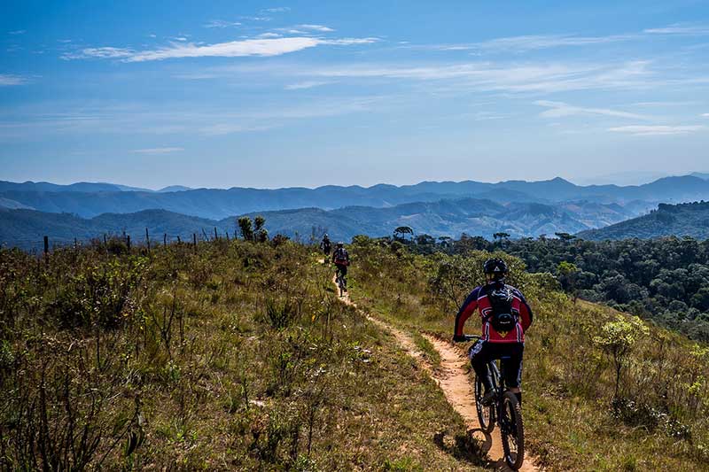 Mountainbike und Radfahrer in den Bergen mit Horizont