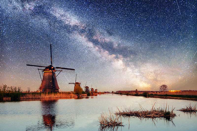 Sternenhimmel über einer Mühle in Holland