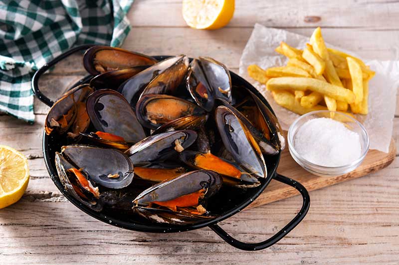 Belgische Pommes und Muschelpfanne