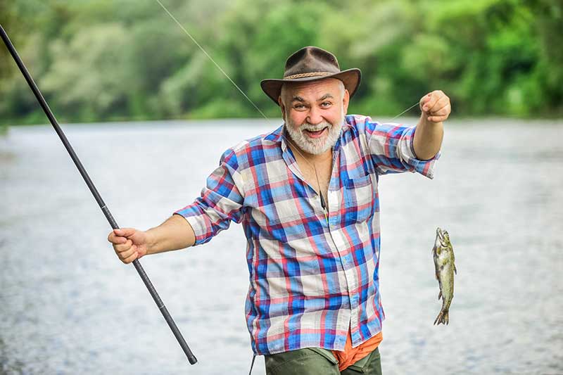 Ein Angler hat einen Fisch gefangen