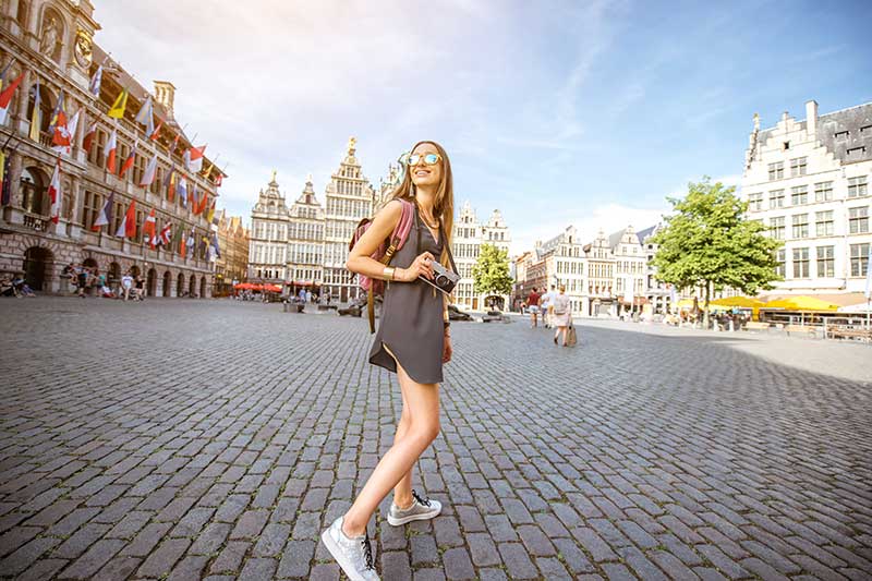 Frau besucht großen Marktplatz in der Stadt Antwerpen in Belgien