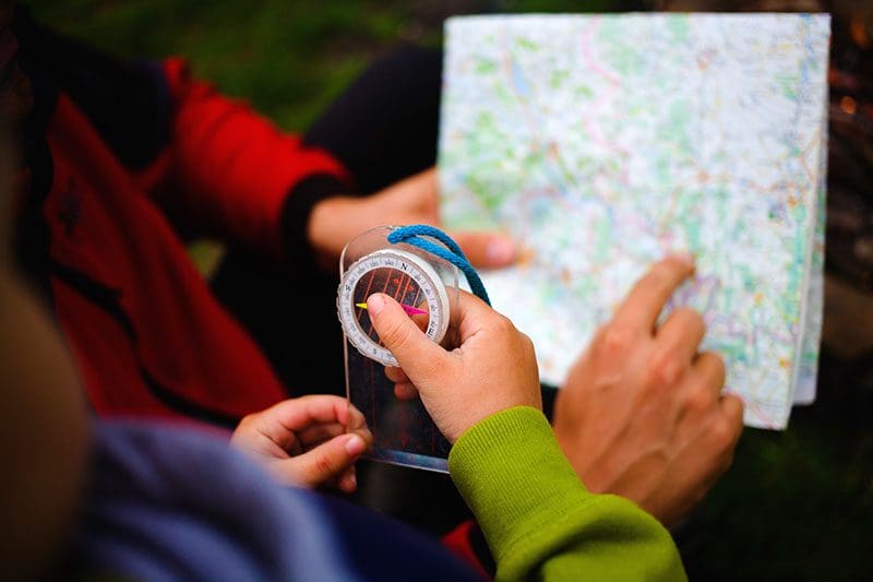 Karte und Kompass für Outdoor Orientierung