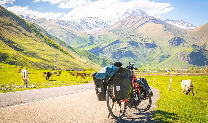 Bepacktes Fahrrad in den Alpen