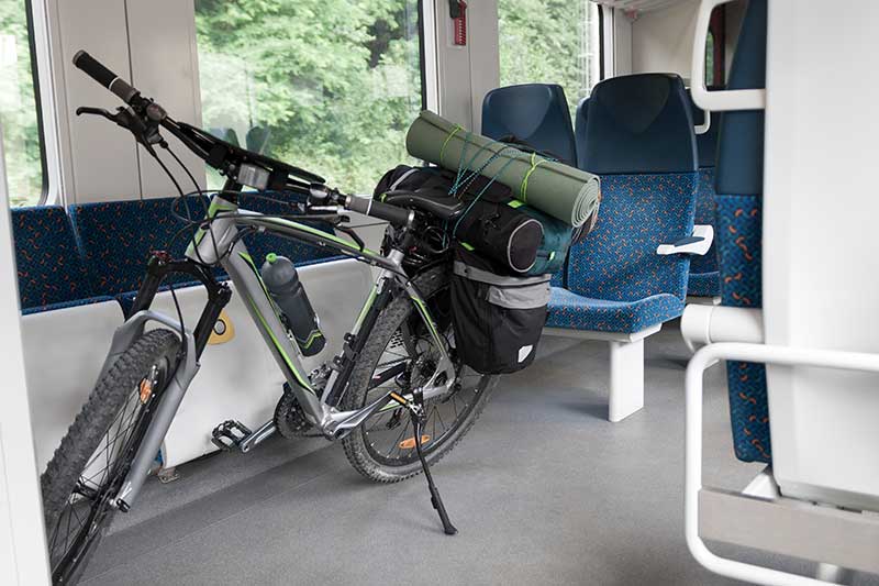 Fahrrad mit Gepäck steht im Zug