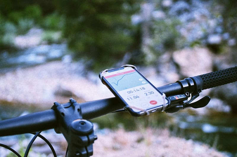 Am Fahrradlenker eine Handy App benutzen