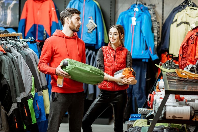 Paar kauft Outdoor Bekleidung ein