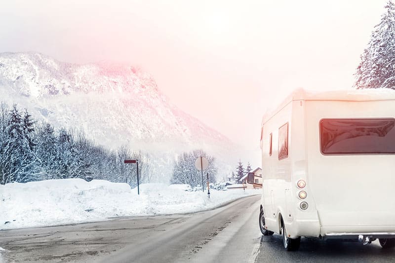 Camper verschneit im Winter