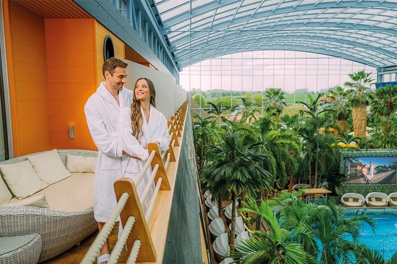 Paar-auf-Balkon-im-Hotel-Victory-Erding
