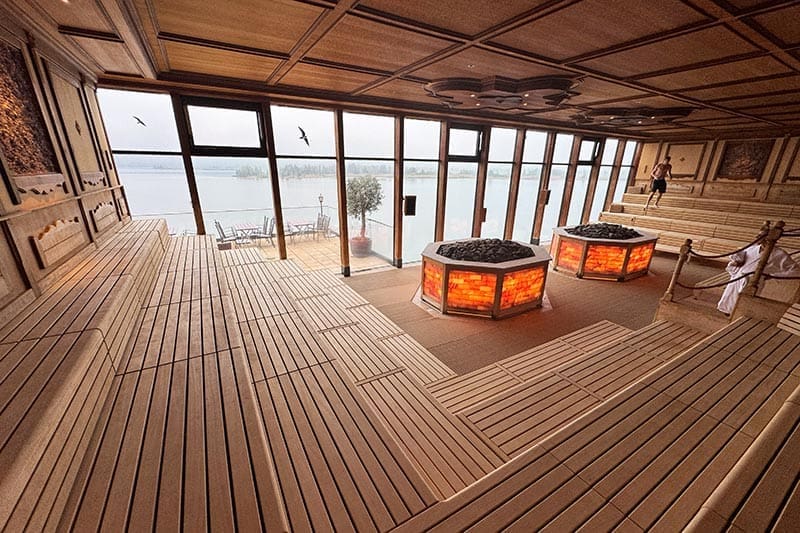Panorama-Sauna-in-der-Kristall-Therme
