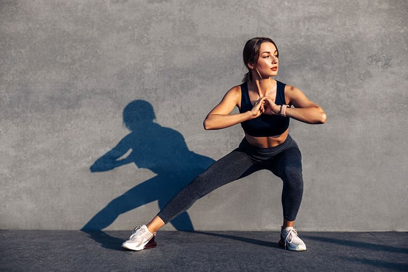 Sportliche-Frau-dehnt-sich-mit-Primal-Method