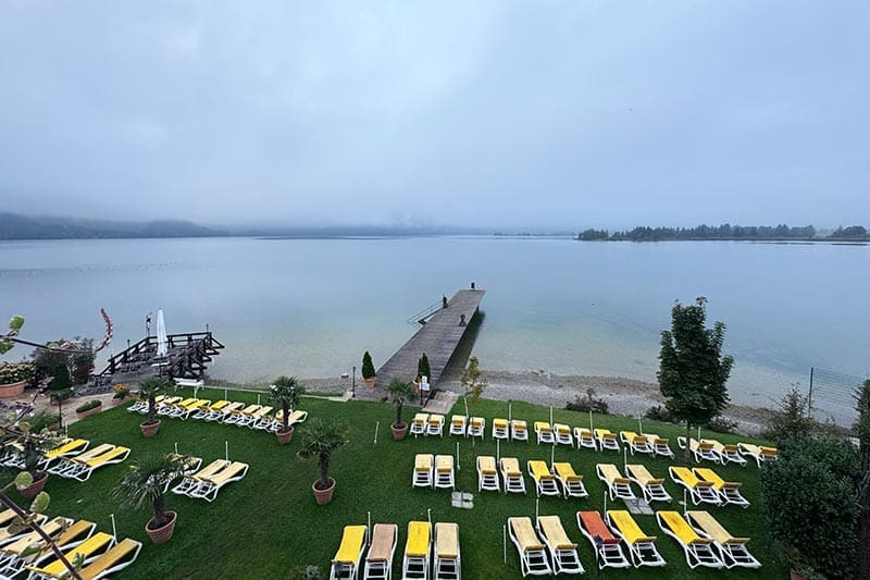Steg-direkt-zum-See-in-der-Kristall-Therme