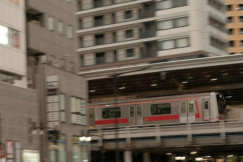 Bahn und Zugfahren in Tokio Japan