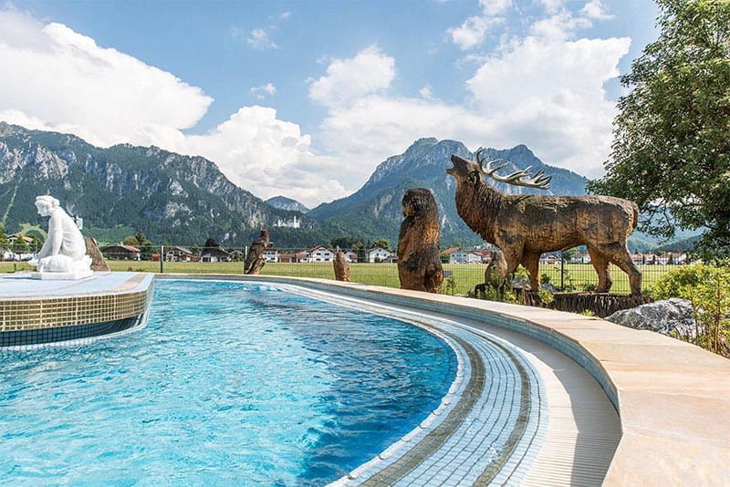 Aussenpool-mit-Hirsch-in-Therme