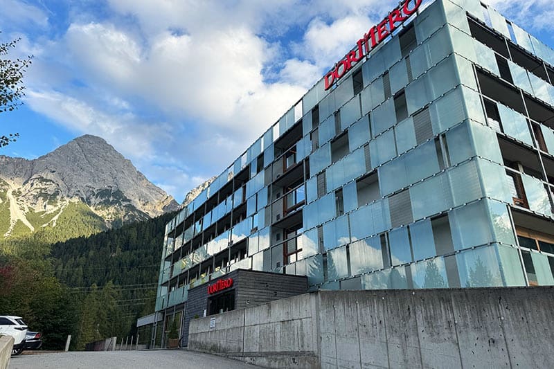 Dormero-Hotel-aussen-mit-Berge