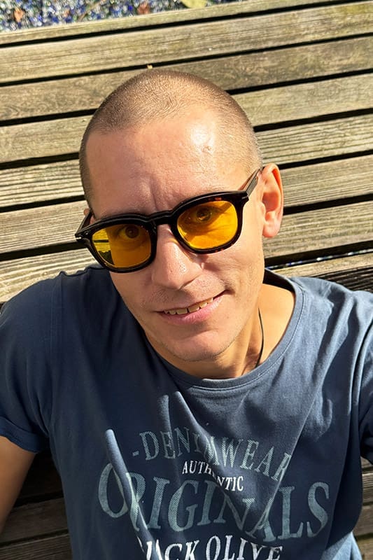 Franz-mit-Blaulichtfilter-Brille