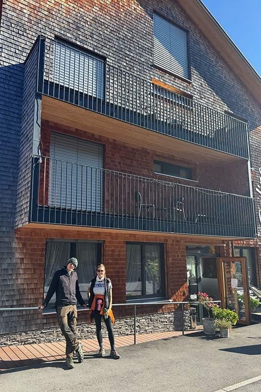 Franz-und-Shania-vor-Hotel-Gretina-in-Bezau