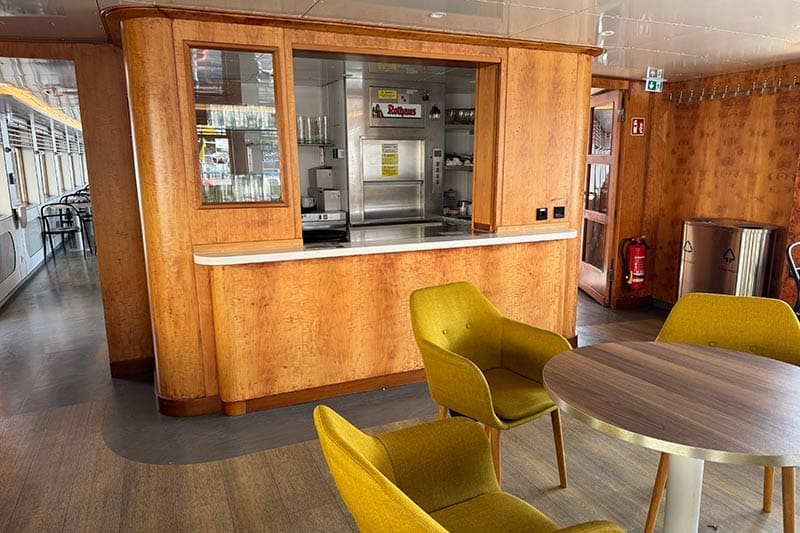 Getränkebar-im-Schiff-der-Vorarlberg-Lines-in-Bregenz
