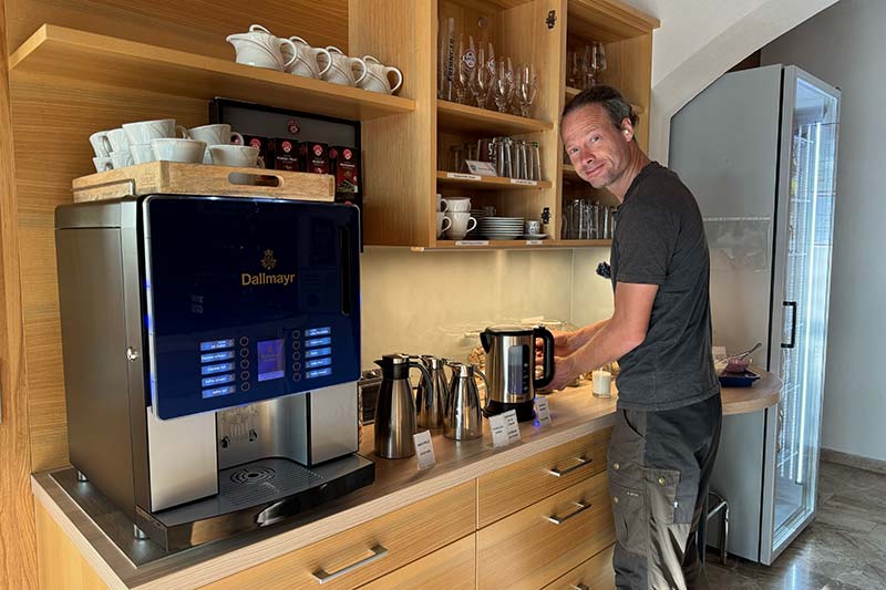 Heiko-Frühstück-Tee-machen-Waldhof-Lechtal