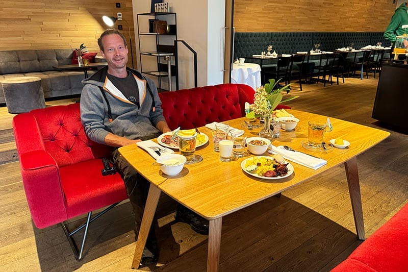 Heiko-am-Frühstückstisch-Hotel-Schwärzler