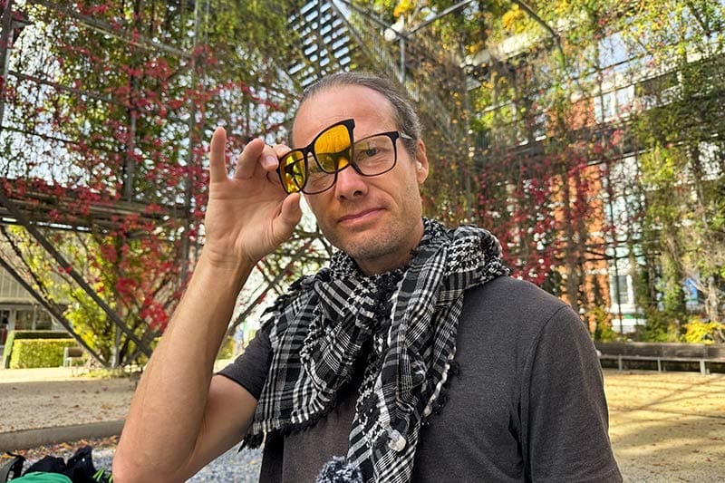 Heiko-mit-einer-Blaulichtfilter-Brille-in-Zürich