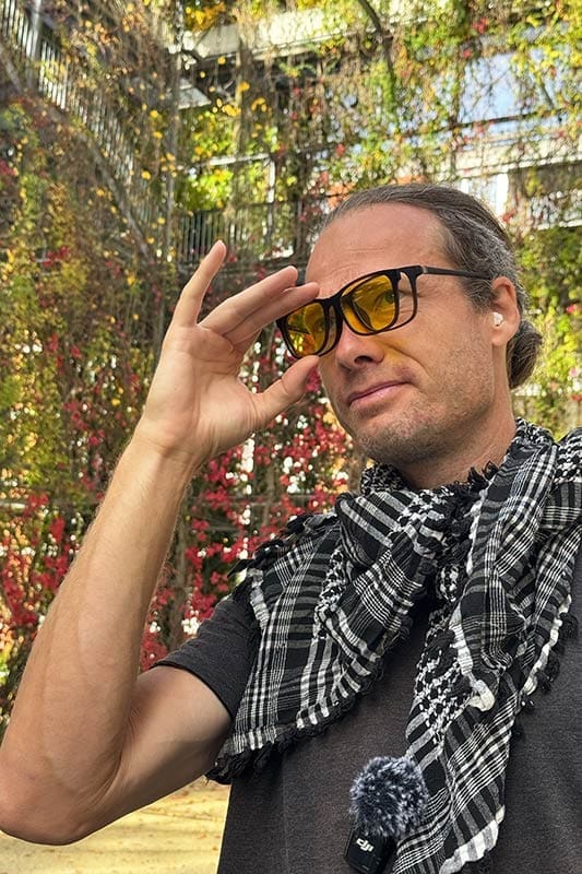 Heiko-nimmt-seine-Blaulichtfilter-Brille